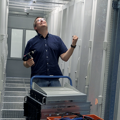 Christopher M&ouml;ller in einem Serverraum, der zur Decke schaut