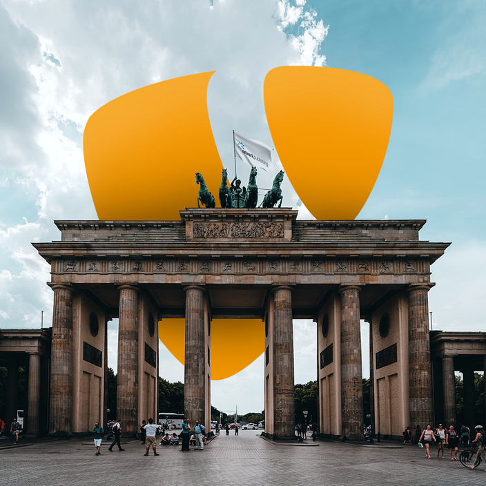 Brandenburger Tor mit TYPO3-Logo im Hintergrund