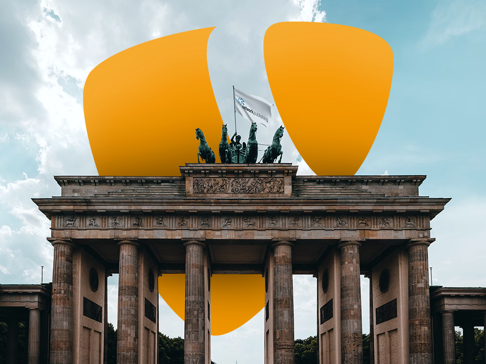 Brandenburger Tor mit TYPO3-Logo im Hintergrund