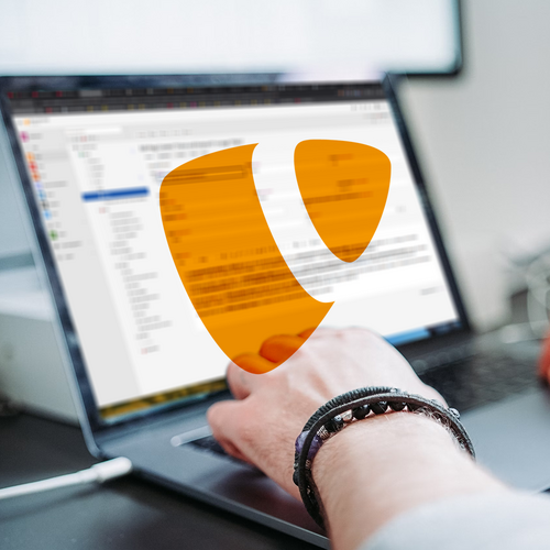 Laptop mit TYPO3-Backend auf dem Bildschirm und TYPO3-Logo als Overlay